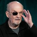 El escritor Salman Rushdie habla en una entrevista el miércoles 29 de octubre de 2025, en Nueva York. (AP Foto/Richard Drew)