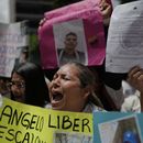Los familiares de migrantes venezolanos que fueron deportados de Estados Unidos a una prisión de El Salvador por el gobierno estadounidense protestan afuera del edificio de Naciones Unidas en Caracas, Venezuela, el miércoles 9 de abril de 2025. (AP Foto/Ariana Cubillos)