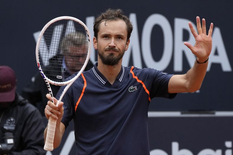 Daniil Medvedev tras vencer a Yannick Hanfmann en los cuartos de final del Abierto de Italia, el jueves 18 de mayo de 2023, en Roma. (AP Foto/Alessandra Tarantino)