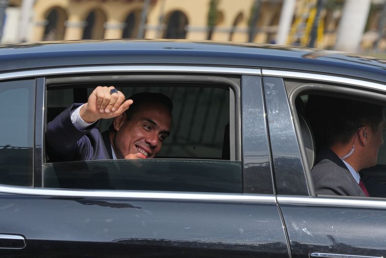 El presidente interino de Perú, José Jerí, saluda a la prensa a su llegada al palacio de gobierno en Lima, Perú, el viernes 10 de octubre de 2025. (AP Foto/Guadalupe Pardo)