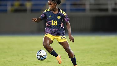 La delantera colombiana Linda Caicedo controla el balón durante el partido amistoso contra Panamá rumbo al Mundial femenino, el miércoles 21 de junio de 2023, en Cali, Colombia. (AP Foto/Fernando Vergara)