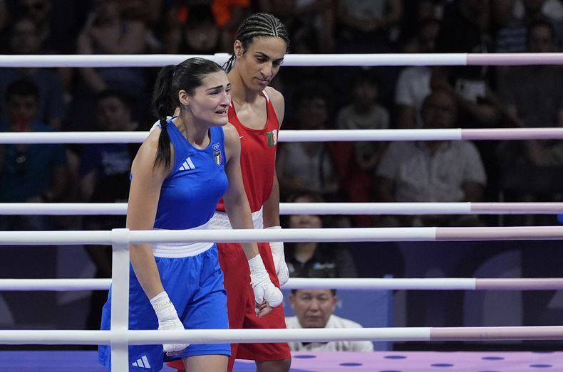 La argelina Imane Khelif (derecha) y la italiana Angela Carini reaccionan tras el triunfo de la primera en una pelea preliminar de boxeo olímpico, el jueves 1 de agosto de 2024, en París (AP Foto/Ariana Cubillos)