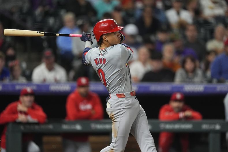 Masyn Winn de los Cardenales de San Luis le da seguimiento a su doble de dos carreras frente al relevista de los Rockies de Colorado Angel Chivilli en la octava el martes 24 de septiembre del 2024. (AP Foto/David Zalubowski)