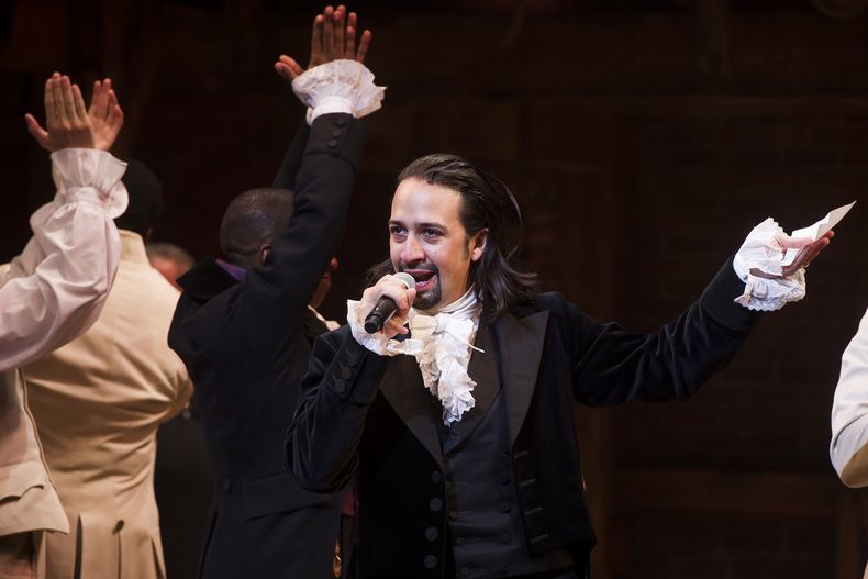ARCHIVO - Lin-Manuel Miranda aparece en el final de la función inaugural de Hamilton en el Teatro Richard Rodgers en Nueva York, el 6 de agosto de 2015. (Foto Charles Sykes/Invision/AP, archivo)