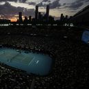 Expulsan a 4 con banderas rusas en Abierto de Australia