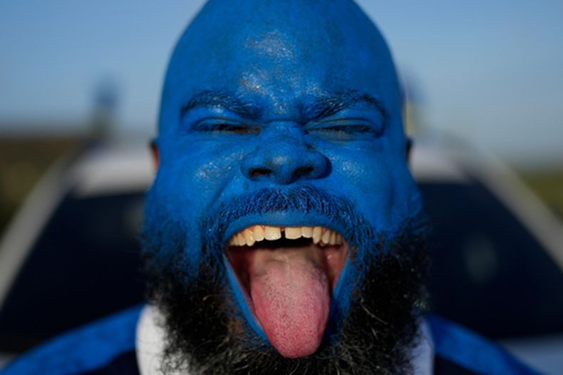 Brenton Balentien, conocido también como Blue Face, alienta a la selección de Curazao en Willemstad, el sábado 16 de mayo de 2026 (AP Foto/Matias Delacroix)