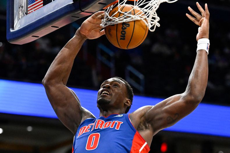 Jalen Duren (0) de los Pistons de Detroit completa una volcada ante los Wizards de Washington, el martes 17 de marzo de 2026, en Washington. (AP Foto/John McDonnell)