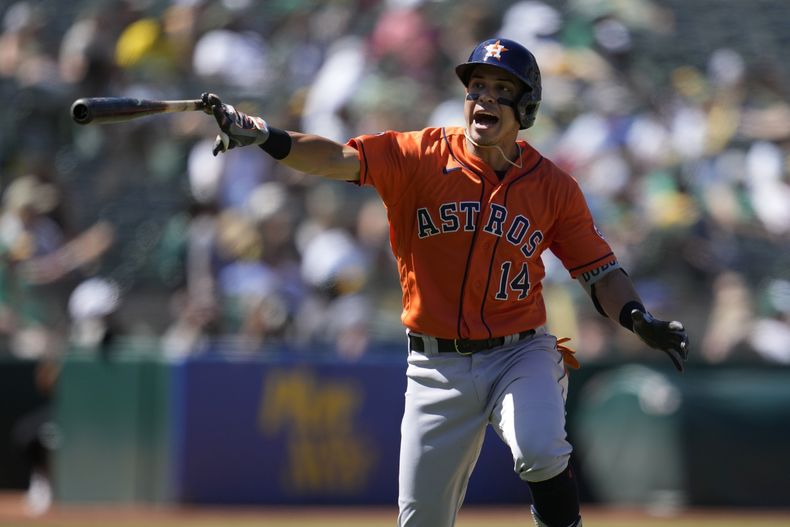 Mauricio Dubón, de los Astros de Houston, reacciona con sus compañeros de equipo en la banca después de batear un cuadrangular en contra de los Atléticos de Oakland, durante la novena entrada del juego de béisbol en Oakland, California, el domingo 23 de julio de 2023. (AP Foto/Jeff Chiu)