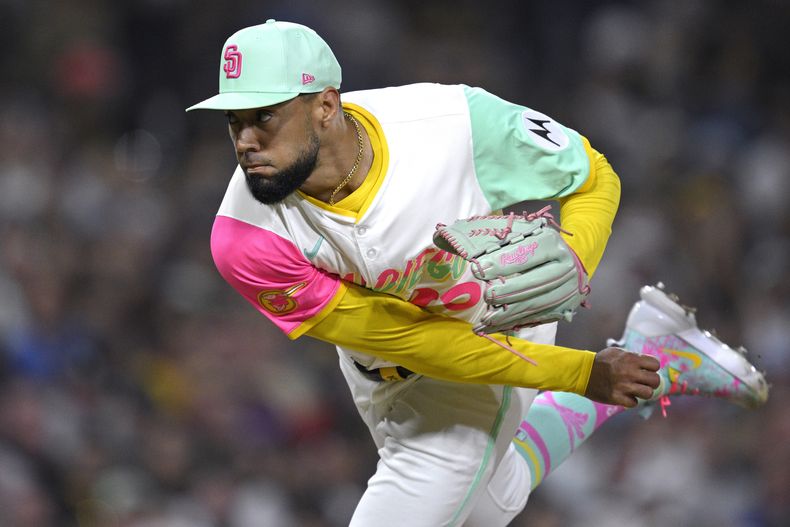 El relevista Robert Suárez, de los Padres de San Diego, trabaja en la novena entrada del juego de béisbol de Grandes Ligas frente a un bateador de los Filis de Filadelfia, el viernes 11 de julio de 2025, en San Diego. (AP Foto/Orlando Ramirez)