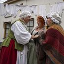 Personas con disfraces de la Inglaterra del siglo XIX, época en la que vivió Charles Dickens, participan en un festival dedicado al autor, en Deventer, Holanda, el sábado 14 de diciembre de 2024. (AP Foto/Peter Dejong)