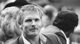 El propietario de los Bravos de Atlanta, Ted Turner, observa a su equipo jugar contra los Cardenales de San Luis en San Luis, el 6 de octubre de 1982. (AP Photo/Rusty Kennedy, File) El propietario de los Bravos de Atlanta, Ted Turner, observa a su equipo jugar contra los Cardenales de San Luis en San Luis, el 6 de octubre de 1982. (AP Photo/Rusty Kennedy, File)