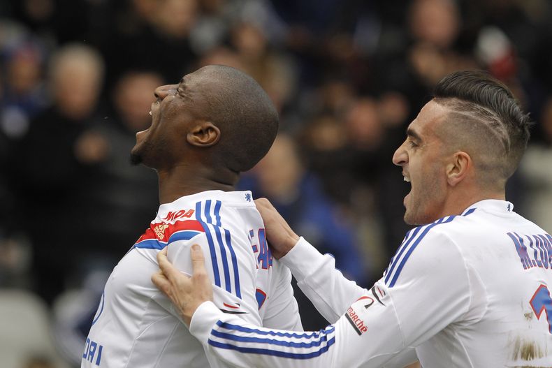 Gueida Fofana, del Lyon, celebra con su compa&ntilde;ero Miguel De Almeida Costa Lopes, a la derecha, luego de anotar un gol contra el Ajaccio por un partido de la liga francesa en el estadio Gerland, en Lyon, Francia, el domingo 16 de febrero de 2014. Ly