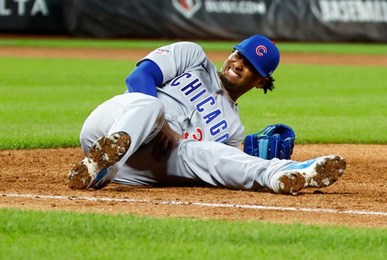 El lanzador de los Cachorros de Chicago, Edward Cabrera (30), reacciona tras sufrir una lesión durante la quinta entrada de un partido de béisbol contra los Mets de Nueva York, el martes 23 de junio de 2026, en Nueva York. (Foto AP/Noah K. Murray)