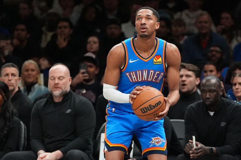 ARCHIVO - Foto del 18 de marzo del 2026, Aaron Wiggins del Thunder de Oklahoma City con el balón en el encuentro ante los Nets de Brooklyn. (AP Foto/Frank Franklin II, Archivo)