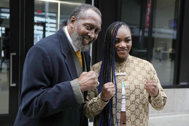 ARCHIVO - La dos veces medallista de oro olímpica y campeona mundial de peso mediano femenino, Claressa Shields, derecha, posa con Thomas The Hitman Hearns en el Little Caesars Arena, el martes 18 de abril de 2023, en Detroit. (AP Photo/Carlos Osorio, Archivo)