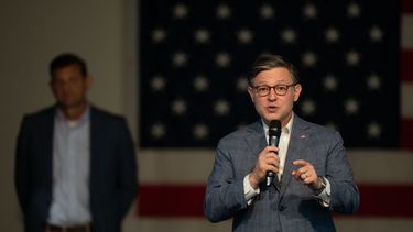 El presidente de la Cámara de Representantes de Estados Unidos Mike Johnson en un evento electoral para el candidato legislativo David Valadao en Bakersfield, California, el 30 de septiembre del 2026. (AP foto/Jae C. Hong)