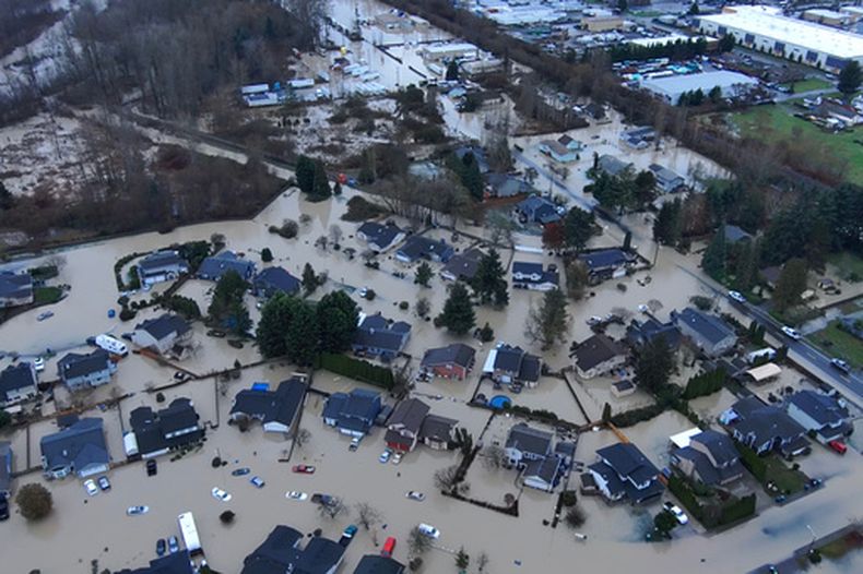 Imagen tomada de video entregado por el Departamento de Policía de Pacific que muestra las inundaciones en Pacific, Washington, el 16 de diciembre del 2025. (Departamento de Policía de Pacific via AP)