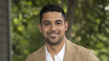 El actor Wilmer Valderrama posa para un retrato el sábado 21 de septiembre de 2024 en Los Ángeles. (Foto Willy Sanjuan/Invision/AP)
