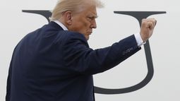 El presidente Donald Trump antes de abordar el avión presidencial, el viernes 1 de agosto de 2025, en la base aérea Andrews, en Maryland. (AP Foto/Luis M. Alvarez)