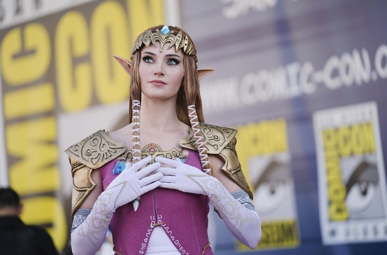 Allison Tabitha, de Orlando, Florida, vestida como Zelda del videojuego Legend of Zelda, posa para fotógrafos antes en un recorrido previo internacional de la Comic-Con 2025 el miércoles 23 de julio de 2025 en San Diego. (Foto AP/Chris Pizzello)
