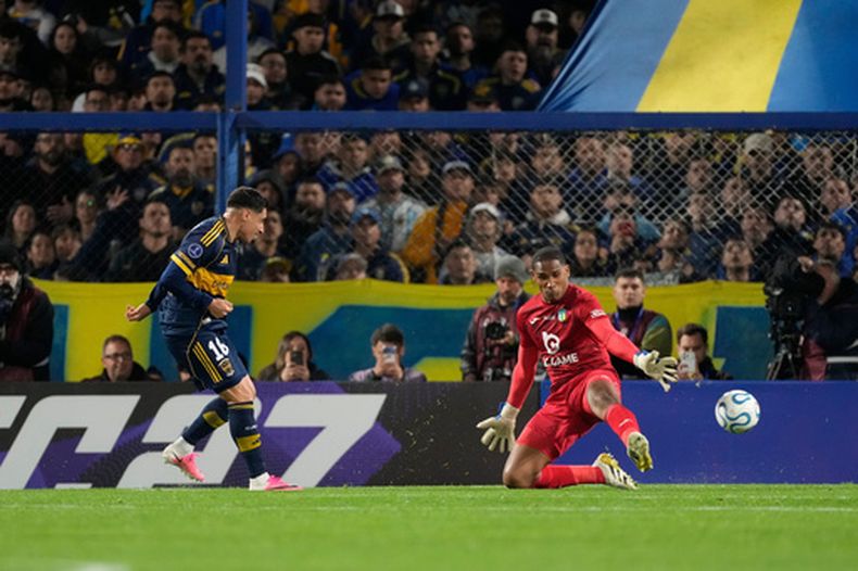 Miguel Merentiel, de Boca Juniors de Argentina, anota ante OHiggins de Chile, durante un partido de la Copa Sudamericana en Buenos Aires, el jueves 23 de julio de 2026 (AP Foto/Gustavo Garello)