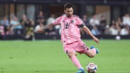 El delantero del Inter Miami, Lionel Messi, intenta un tiro libre en la segunda mitad de un partido de fútbol de la MLS contra los New York Red Bulls, el sábado 11 de abril de 2026, en Miami. (AP Foto/Peter Joneleit)