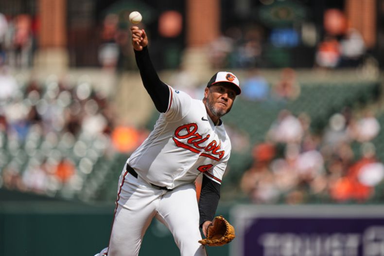 El pitcher de los Orioles de Baltimore Albert Suarez lanza en la octava entrada del encuentro ante los Rangers de Texas el miércoles primero de abril del 2026. (AP Foto/Stephanie Scarbrough)