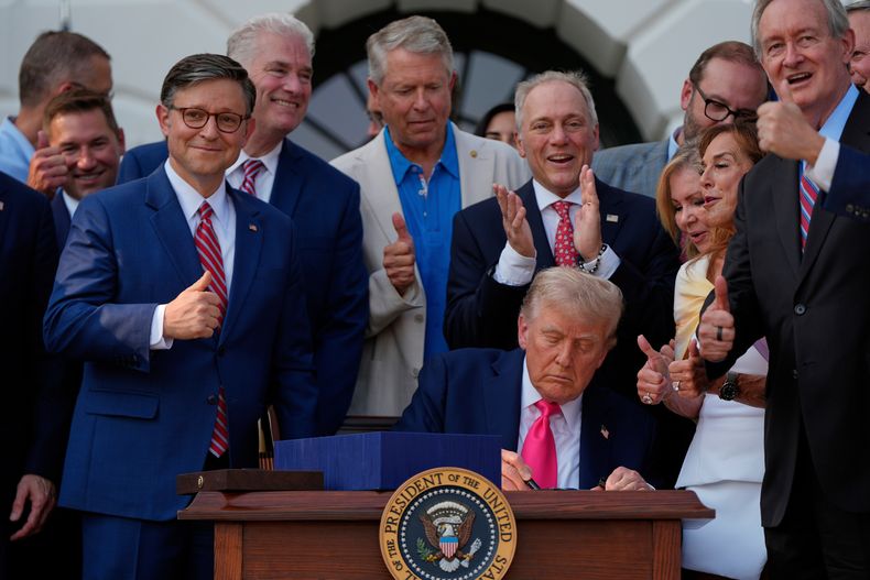 ARCHIVO - El presidente Donald Trump firma su proyecto de ley insignia de exenciones fiscales y recortes de gastos en la Casa Blanca, el 4 de julio de 2025, en Washington, rodeado de miembros del Congreso. (Foto AP/Julia Demaree Nikhinson, archivo)