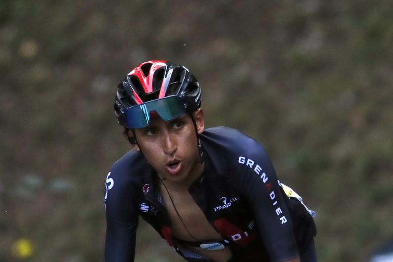 ARCHIVO - Egan Bernal asciende el Grand Colombier durante la 15ta etapa del Tour de Francia, el 13 de septiembre de 2020. (AP Foto/Christophe Ena)