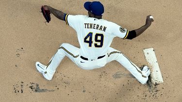 El colombiano Julio Tehrán, abridor de los Cerveceros de Milwaukee, realiza su primera actuación con el equipo en un duelo ante los Gigantes de San Francisco, el jueves 25 de mayo de 2023 (AP Foto/Morry Gash)