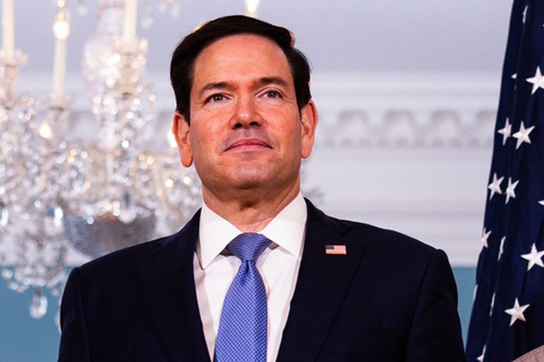 El secretario de Estado Marco Rubio llega con la ministra de Asuntos Exteriores austriaca Beate Meinl-Reisinger, a la Sala del Tratado del Departamento de Estado, el 11 de agosto de 2026, en Washington. (Foto AP/Tierney L. Cross)