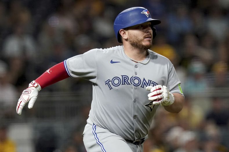 El mexicano Alejandro Kirk, de los Azulejos de Toronto, recorre las bases luego de sacudir un jonrón de dos carreras contra los Piratas de Pittsburgh, el martes 19 de agosto de 2025 (AP foto/Matt Freed)