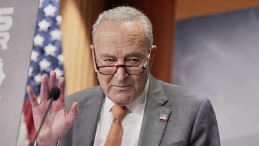 El líder de la minoría en el Senado de EEUU, Chuck Schumer, habla durante una rueda de prensa sobre aranceles, el jueves 31 de julio de 2025, en Washington. (AP Foto/Mariam Zuhaib)