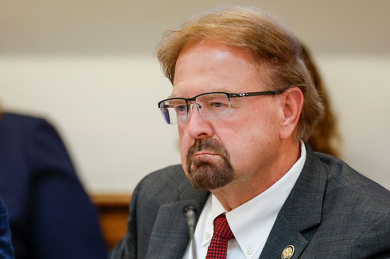 El representante republicano por Carolina del Norte, Chuck Edwards, durante una audiencia de la Subcomisión de Asuntos Jurídicos de la Cámara de Representantes sobre crímenes violentos, el 29 de septiembre de 2025, en Charlotte, Carolina del Norte. (AP Foto/Nell Redmond, Archivo)