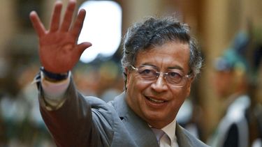 El presidente colombiano Gustavo Petro llega al Congreso de Uruguay para asistir a la ceremonia de juramentación del presidente electo Yamandu Orsi, el sábado 1 de marzo de 2025, en Montevideo. (AP Foto/Santiago Mazzarovich)