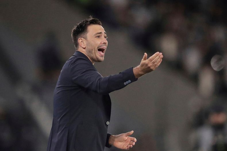 ARCHIVO - Davide Ancelotti, técnico del club brasileño Botafogo, dirige durante el partido contra Liga de Quito, en la Copa Libertadores, el 14 de agosto de 2025. (AP Foto/Bruna Prado)