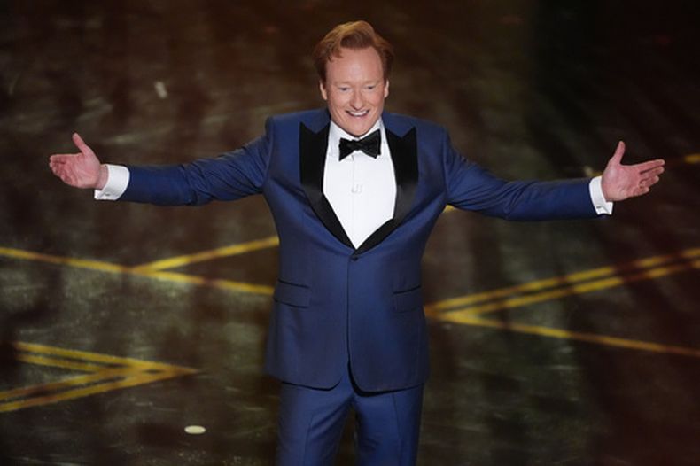 El presentador Conan OBrien aparece durante la ceremonia de los Oscar el domingo 15 de marzo de 2026 en el Dolby Theatre de Los Ángeles. (Foto AP/Chris Pizzello)