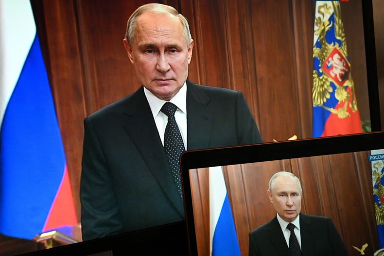 Archivo - El presidente de Rusia, Vladímir Putin, se ve en dos pantallas durante su mensaje a la nación después de que Yevgeny Prigozhin, propietario de la compañía militar privada Grupo Wagner, llamara a una rebelión armada y llegara a la ciudad sureña de Rostov del Don con sus tropas en Moscú, el 24 de junio de 2023. La rebelión armada terminó en menos de 24 horas, pero el caos entre las filas enemigas dio un inesperado impulso al estado de ánimo para Ucrania, cuando sus fuerzas más lo necesitaban. (Pavel Bednyakov, Sputnik, imagen de Pool del Kremlin vía AP, Archivo)