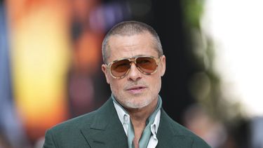 ARCHIVO - Brad Pitt posa para los fotógrafos a su llegada al estreno de la película F1 The Movie el lunes 23 de junio de 2025 en Londres. (Foto Scott A Garfitt/Invision/AP, archivo)