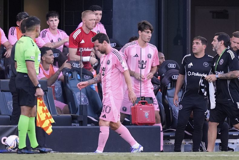 El delantero de Inter Miami Lionel Messi sale de la cancha durante el encuentro de la Leagues Cup ante Nexaca el sábado 2 de agosto del 2025. (AP Foto/Rebecca Blackwell)