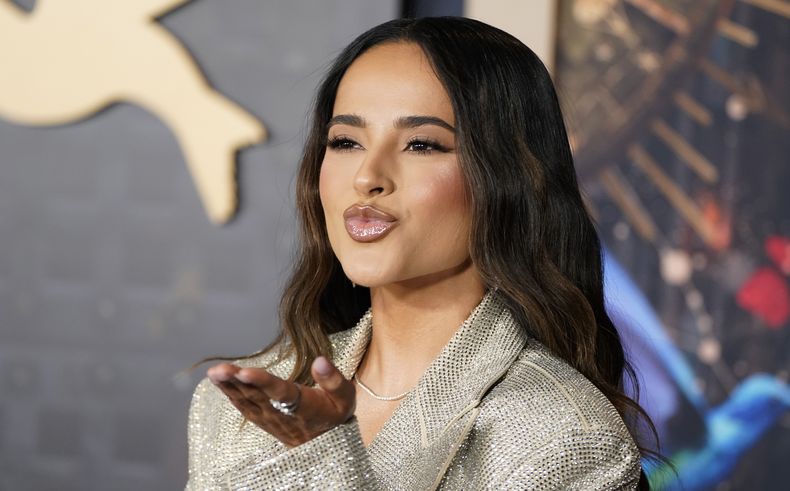Becky G llega al estreno de This Is Me... Now: A Love Story el martes 13 de febrero de 2024 en el Teatro Dolby en Los Ángeles. Becky G interpretará un número musical en los Oscar el 10 de marzo. (Foto Jordan Strauss/Invision/AP)
