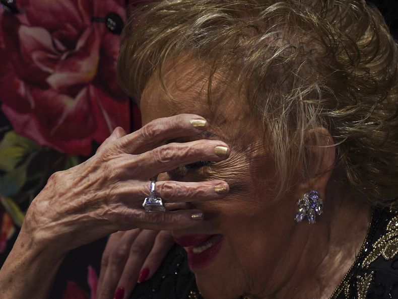 ARCHIVO- Silvia Pinal sonríe durante un homenaje a su trayectoria en el Palacio de Bellas Artes de la Ciudad de México el 29 de agosto de 2022. Pinal falleció el 28 de noviembre de 2024. Tenía 93 años.(Foto AP/Marco Ugarte, archivo)