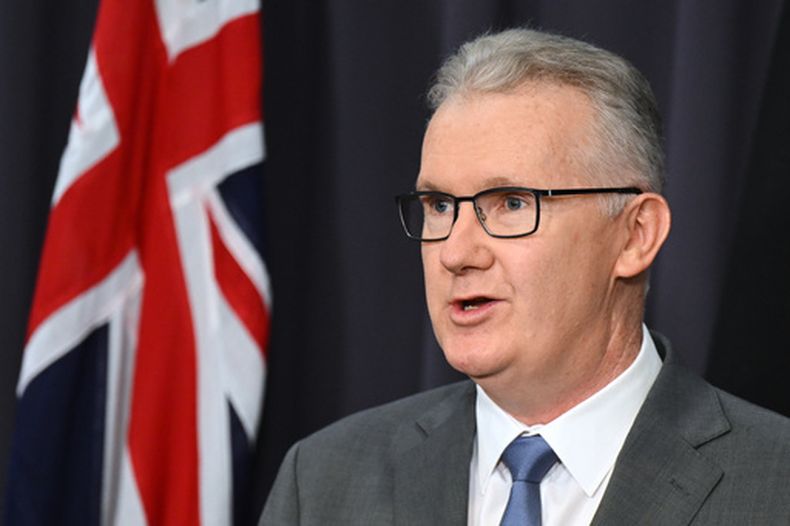 El ministro de Asuntos Internos de Australia, Tony Burke, habla ante los medios durante una conferencia de prensa en la Casa del Parlamento en Canberra, Australia, el miércoles 11 de marzo de 2026. (Lukas Coch/AAP Image vía AP)