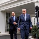 El líder de la minoría demócrata en el Senado Chuck Schumer (d) y el líder de la minoría demócrata en la Cámara de Representantes Hakeem Jeffries en la Casa Blanca en Washington el 27 de febrero del 2024. (AP foto/Andrew Harnik)