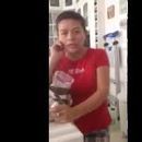 Atrapó a su empleada robando comida y la humilló en las redes sociales