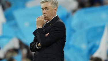 En foto del miércoles 17 de may del 2023, el técnico del Real Madrid Carlo Ancelotti parado en la banda durante los minutos finales del encuentro de vuelta de las semifinales de la Liga de Campeones ante el Manchester City. El sábado 20 de mayo del 2023, Ancelotti dice que cumplirá su contrato con el Real Madrid. (AP Foto/Jon Super)