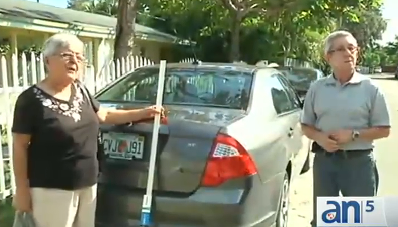 Continúa la búsqueda de dos sospechosos de un robo a mano armada a un joven en las afueras de su casa en el noroeste de Miami. El hecho quedo captado en cámara.