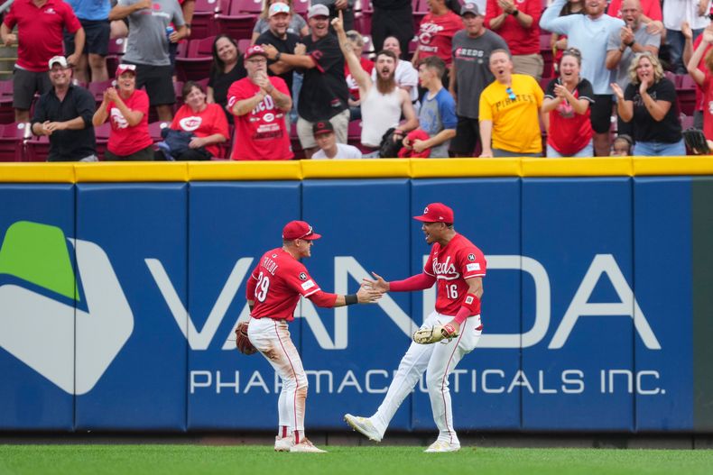 El jardinero Noelvi Marte (16) de los Rojos de Cincinnati celebra con su compañero TJ Friedl (29) tras atrapar un elevado de Bryan Reynolds de los Piratas de Pittsburgh, el jueves 25 de septiembre de 2025, en Cincinnati. (AP Foto/Jeff Dean)