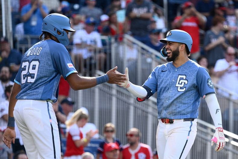Luis Garcia Jr., derecha, de los Nacionales de Washington, celebra con James Wood después de batear un jonrón de dos carreras durante la quinta entrada del juego de béisbol de Grandes Ligas contra los Marineros de Seattle, el sábado 13 de junio de 2026, en Washington. (AP Foto/Nick Wass)