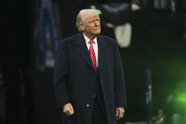 El presidente Donald Trump asiste a las finales colegiales de lucha, el sábado 22 de marzo de 2025, en Filadelfia. (AP Foto/Matt Rourke)
